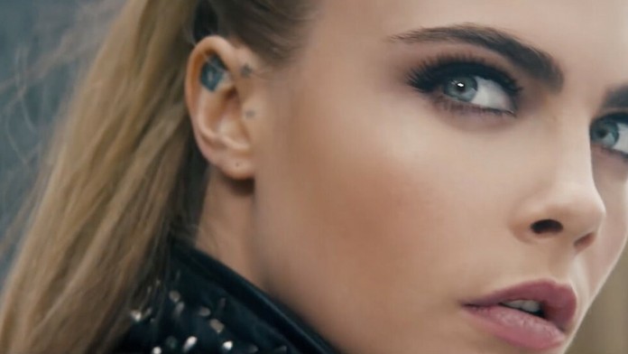 Krásna modelka sa vzdala vlasov. Vyholila sa na koleno