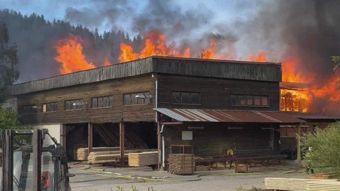 Hustý dym bolo vidieť z niekoľkých kilometrov: Horela fabrika v Turzovke