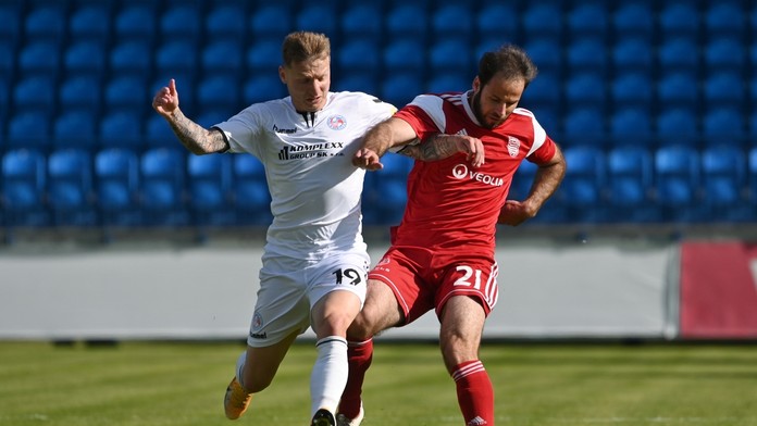 Zápas Senice a Banskej Bystrice pred prázdnymi tribúnami.