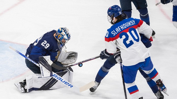 Juraj Slafkovský v prvom zápase ZOH proti Fínsku.