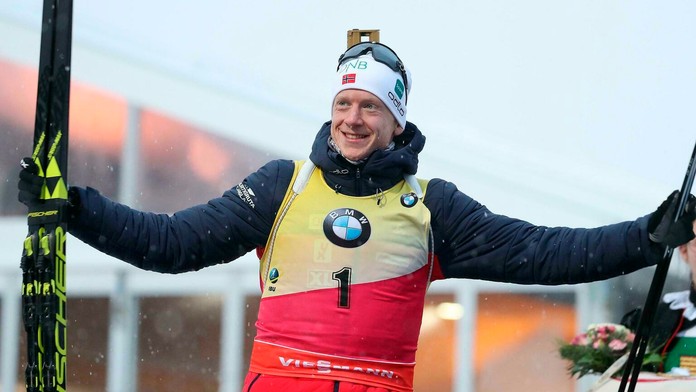 Biatlonista Johannes Thingnes Bö oslavuje druhé miesto v pretekoch s hromadných štartom v Anterselve.