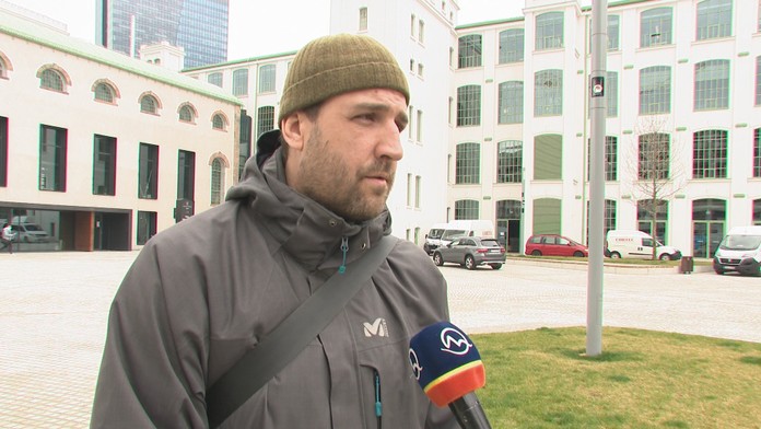 Hádka pre parkovanie sa skončila namierenou zbraňou. Každý z aktérov to vidí inak