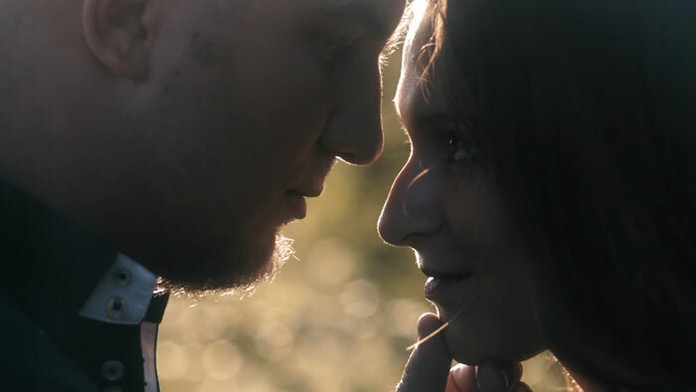 Lukáš Adamec a Natália Baloghová vo videoklipe k singlu Horúca láska