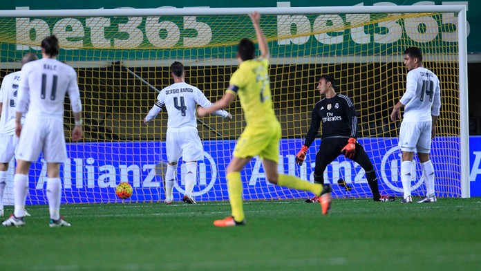 Brankár Real Madrid Keylor Navas sa díva na loptu po góle Roberta Soldada (Villarreal CF).