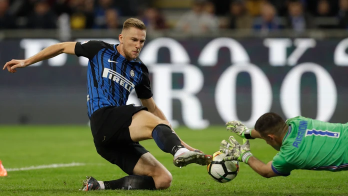 Milan Škriniar z Interu Miláno strieľa gól v zápase 10. kola talianskej Serie A