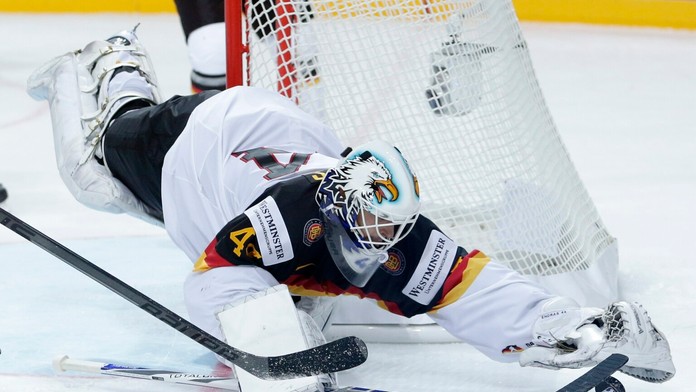 Nemecký brankár Denis Endras skáče po puku v zápase s Francúzskom.