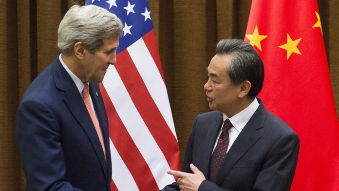 Americký minister zahraničných vecí John Kerry  (vľavo) si podáva ruku so svojím čínskym rezortným partnerom Wangom I