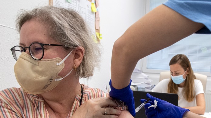 Vakcínu adaptovanú na omikron aplikovali vyše 30-tisíc ľuďom. Záujem o očkovanie pretrváva