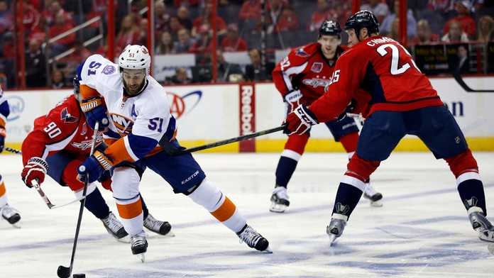 Dán Frans Nielsen (51) sa prediera k bráne Capitals v rozhodujúcom zápase prvého kola play-off.
