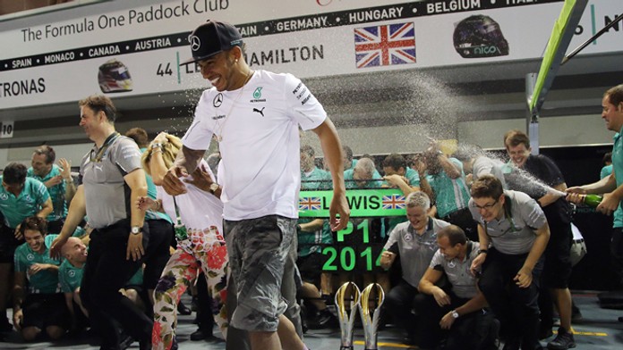 Lewis Hamilton oslavuje víťazstvo v Singapure.