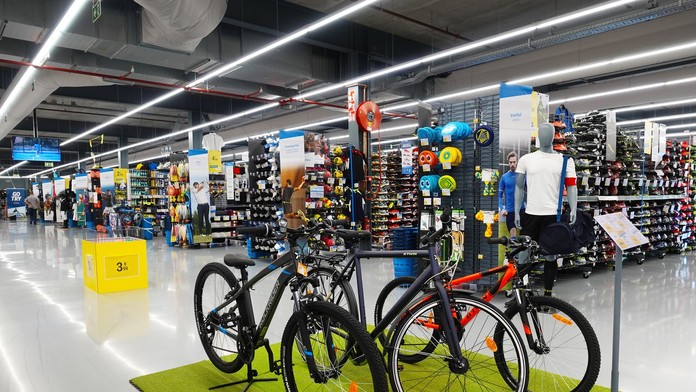 Známy športový reťazec sťahuje z predaja nosiče na bicykle. Hrozí, že padnú z auta