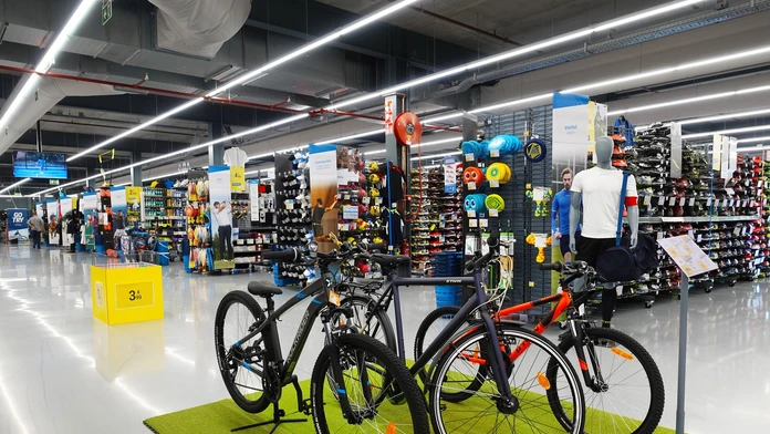 Známy športový reťazec sťahuje z predaja nosiče na bicykle. Hrozí, že padnú z auta
