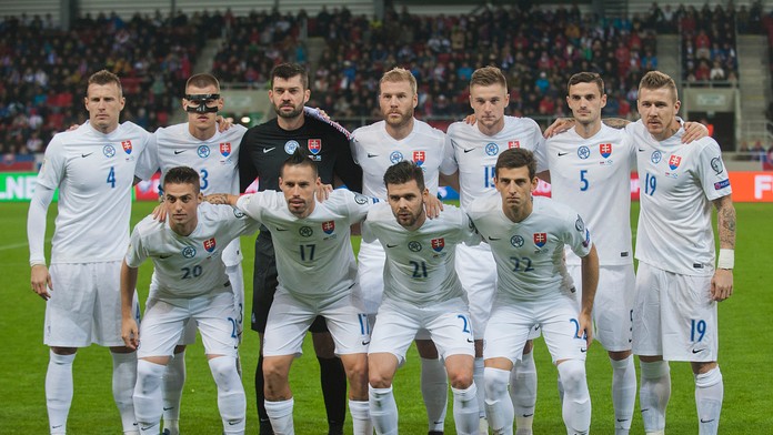 Slovenská reprezentácia pózuje pred kvalifikačným duelom MS 2018 proti Škótsku.