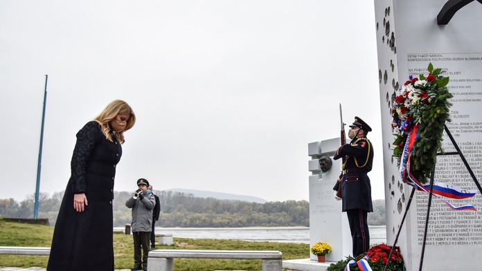 Prezidentka SR Zuzana Čaputová počas položenia venca k pamätníku Brána slobody na Devíne.