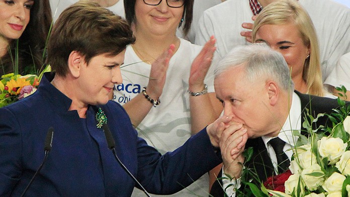 Predseda poľskej konzervatívnej strany Právo a spravodlivosť (PiS) Jaroslaw Kaczynski  bozkáva ruku volebnej líderky PiS Beaty S