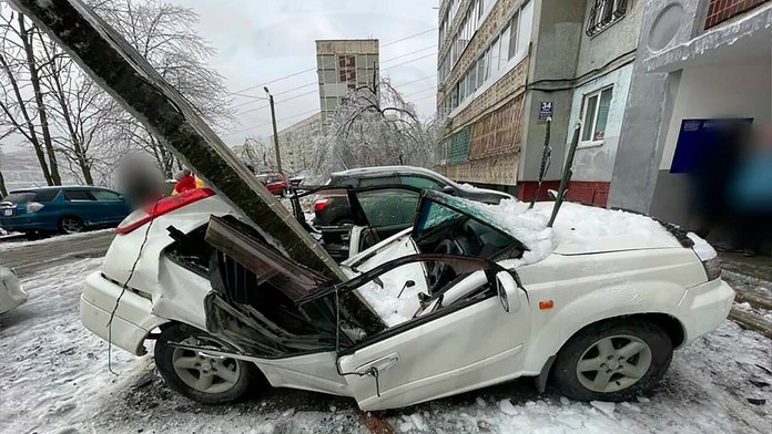 Zamrznutá dopravná značka vo Vladivostoku po mrznúcom daždi.