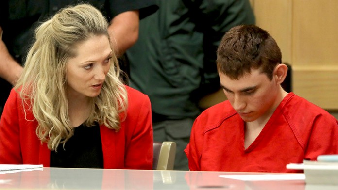 Páchateľ Nikolas Cruz so svojou obhajkyňou počas vypočutia pred súdom.