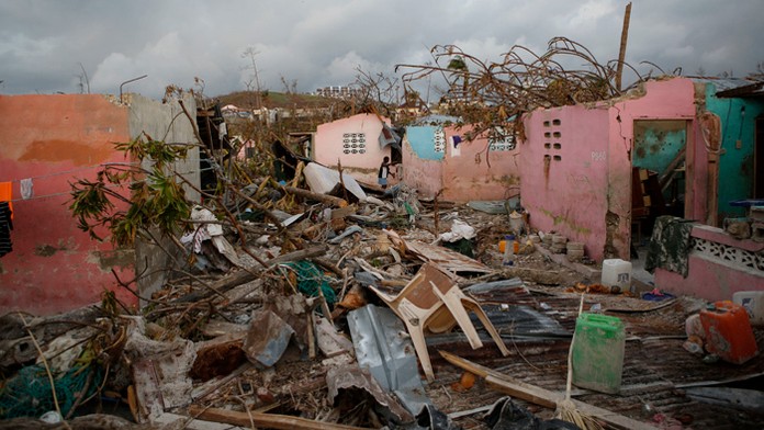 Zničené domy na Haiti.