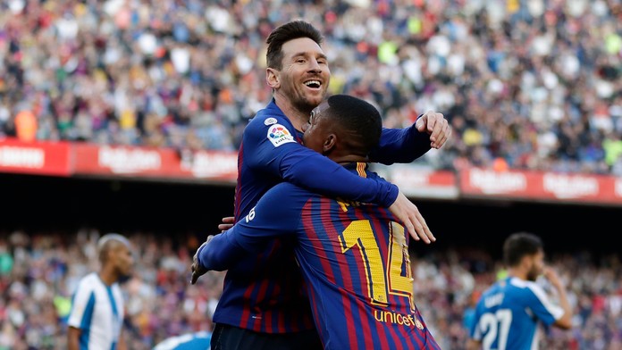 Paco Alcácer z Dortmundu oslavuje gól proti Wolfsburgu.