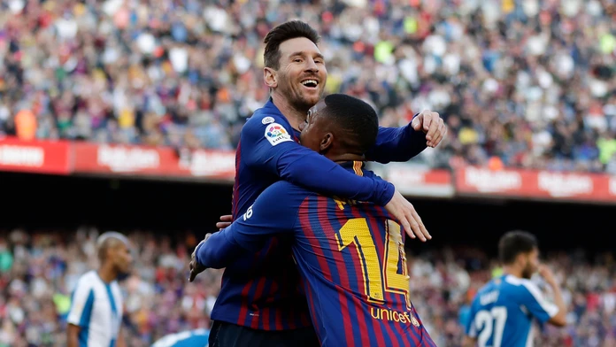 Paco Alcácer z Dortmundu oslavuje gól proti Wolfsburgu.