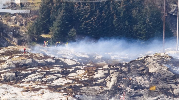 Zachranári prehľadávajú ostrov Turöyna, ležiacom 120 kilometrov severozápadne od Bergenu, kde zrútil vrtuľník..