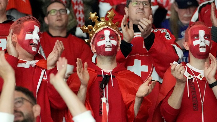 Švajčiari naďalej suverénni, Česi utrpeli prvú prehru