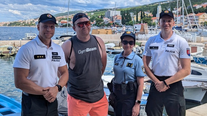 Policajti pomáhajú turistom na Jadrane