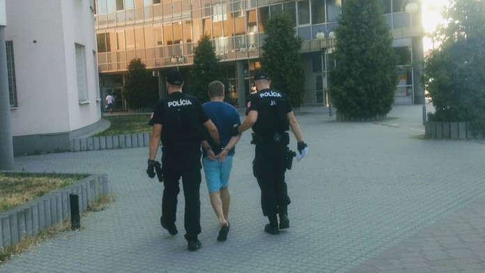 Policajti predvádzajú na stanicu útočníka Rastislava.