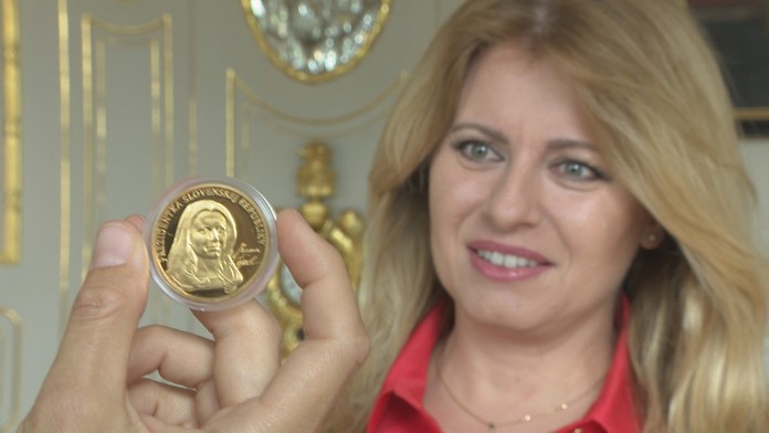 Brankár Arsenalu Bernd Leno reaguje po zranení v dueli na pôde Brightonu.