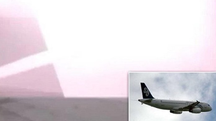 Do lietadla udrel tesne po štarte blesk.