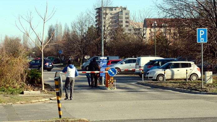 Spoplatnené parkovanie pred ružinovskou nemocnicou v Bratislave. 