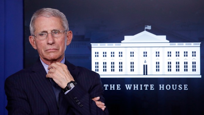 Dr. Anthony Fauci, riaditeľ Národného inštitútu pre alergie a infekčné choroby, počas brífingu o koronavíruse v Bielom dome.