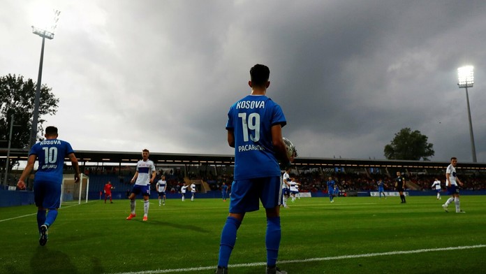 Hráči Kosova (v modrom) v prípravnom dueli proti Faerským ostrovom.