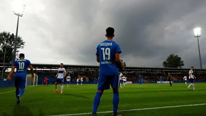 Hráči Kosova (v modrom) v prípravnom dueli proti Faerským ostrovom.
