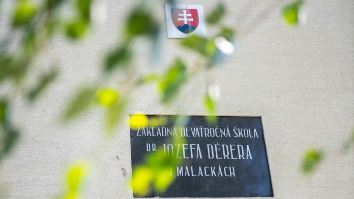 Tabuľa na Základnej škole Dr. Jozefa Dérera v Malackách.