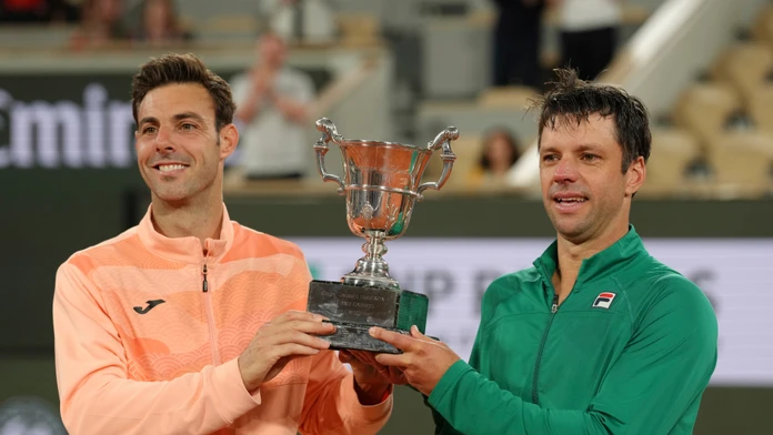 Roland Garros: Víťazný pár sa tešil z premiérového titulu. Briti sa museli pred súpermi skloniť