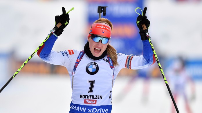 Biatlonistka Paulína Fialková oslavuje druhé miesto v stíhačke v Hochfilzene.