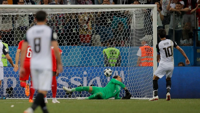 Švajčiarsky brankár Yann Sommer si dal vlastný gól.
