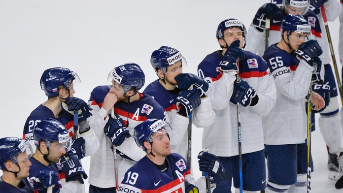 Sklamaní slovenskí hokejisti po prehre s Ruskom na MS 2017.