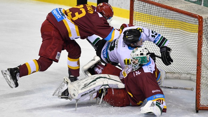 Hráč Nových Zámkov Matej Paulovič (uprostred) padá na brankára Trenčína Lars Volden (dole), Trenčan Adam Drgoň.