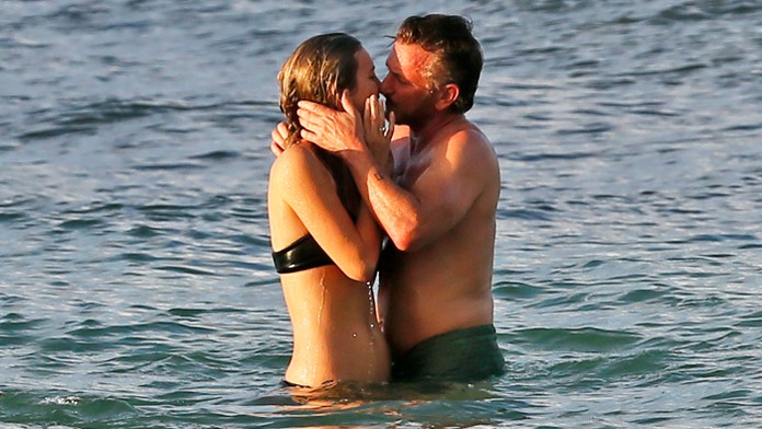 Sean Penn prichytený na havajskej pláži s mladou herečkou.