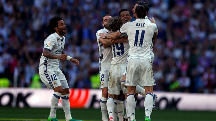 Hráči Realu Madrid oslavujú gól.