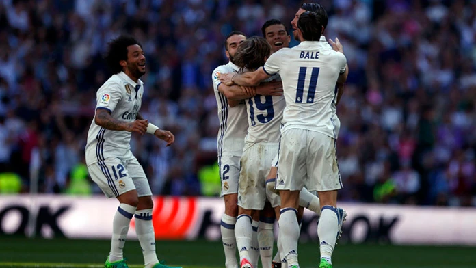 Hráči Realu Madrid oslavujú gól.