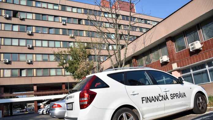 Anonym sa opäť vyhráža Finančnej správe hrozbou bombového útoku. Budovu kontrolujú