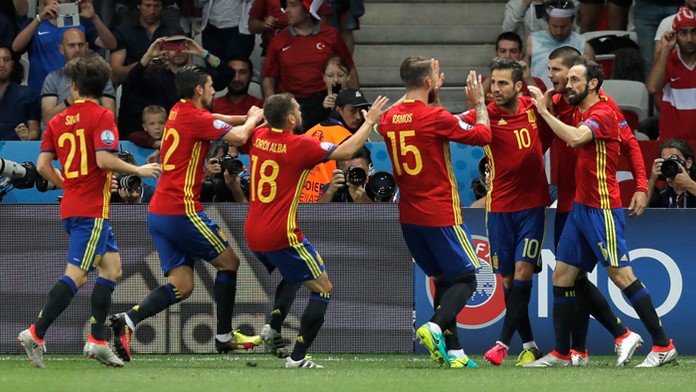 Španielski futbalisti sa tešia z Moratovho gólu proti Turecku.