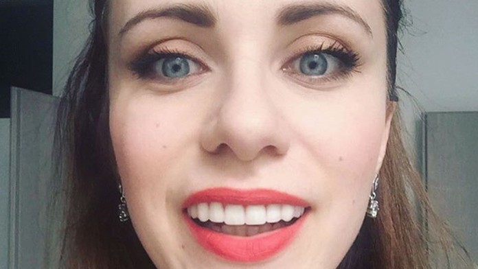 Lenka testuje nové zuby