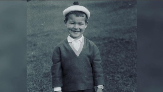 Spoznávate slávneho speváka?