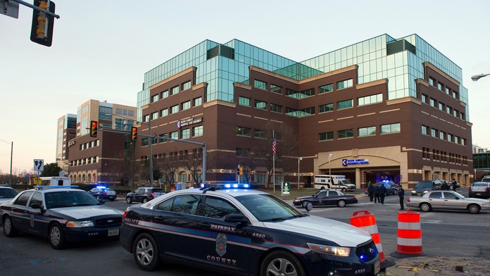 Ozbrojený väzeň Wossen Assaye  ušiel z nemocnice na severe amerického štátu Virgínia.