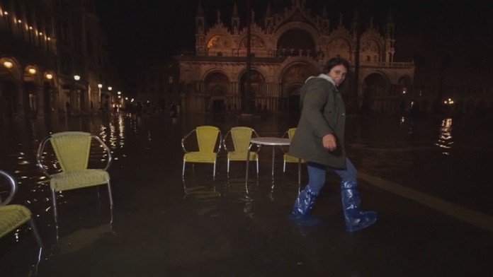 Turisti využili na chodenie po benátskych uliciach gumáky. 