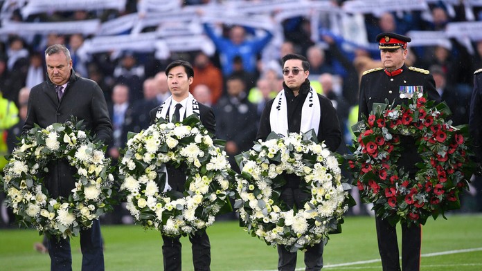 Aiyawatt Srivaddhanaprabha (druhý sprava) pokladá veniec na pamiatku zosnulého otca a majiteľa Leicesteru Vičaja Srivaddhanaprab